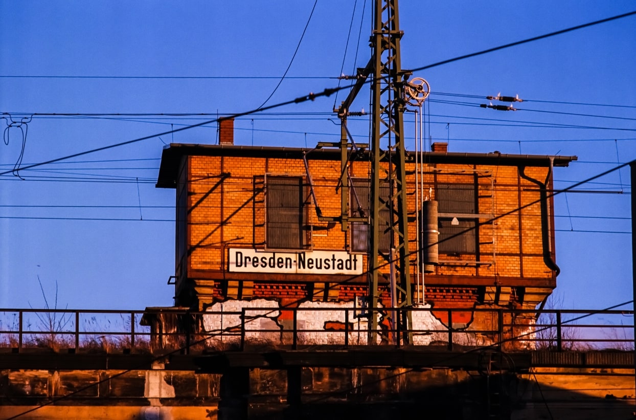 Bahnhofsgebäude Dresden-Neustadt bei Sonnenuntergang