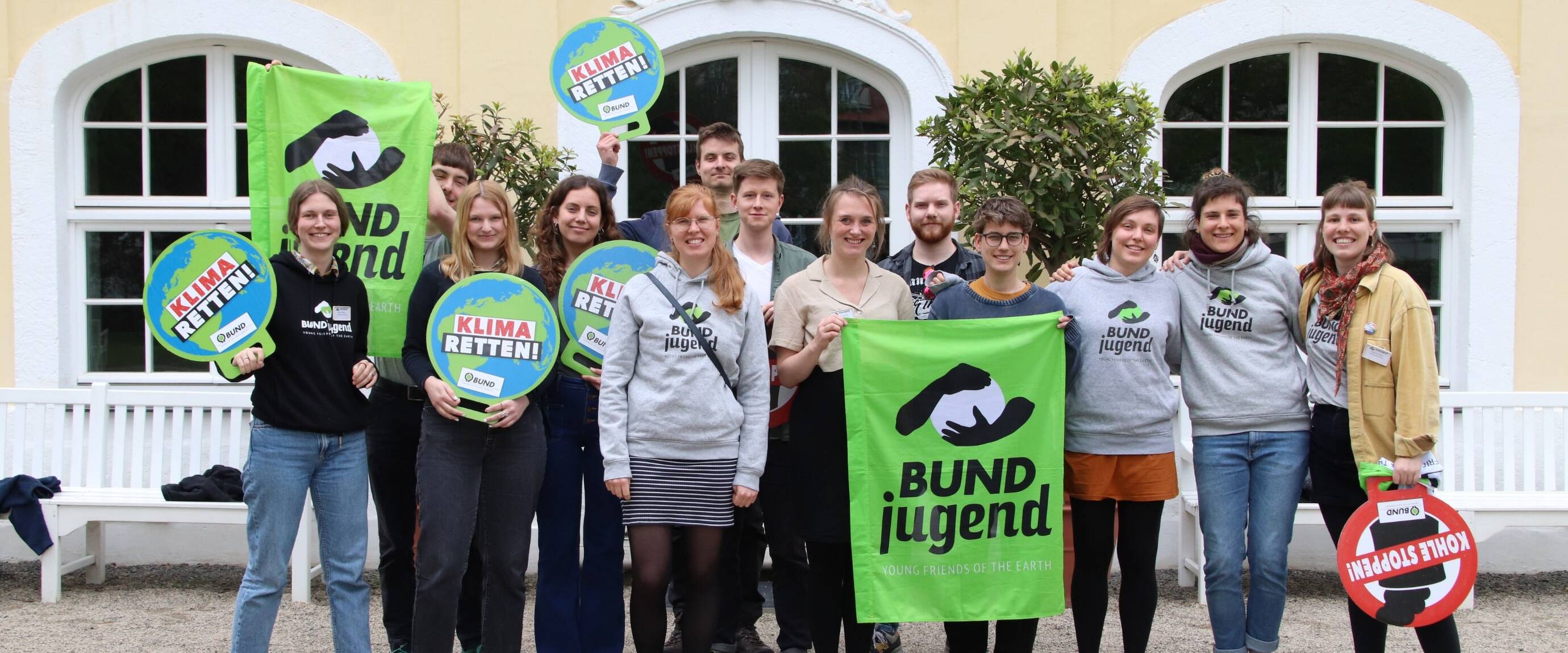 Gruppe engagiert sich für Klimaschutz mit Transparenten.