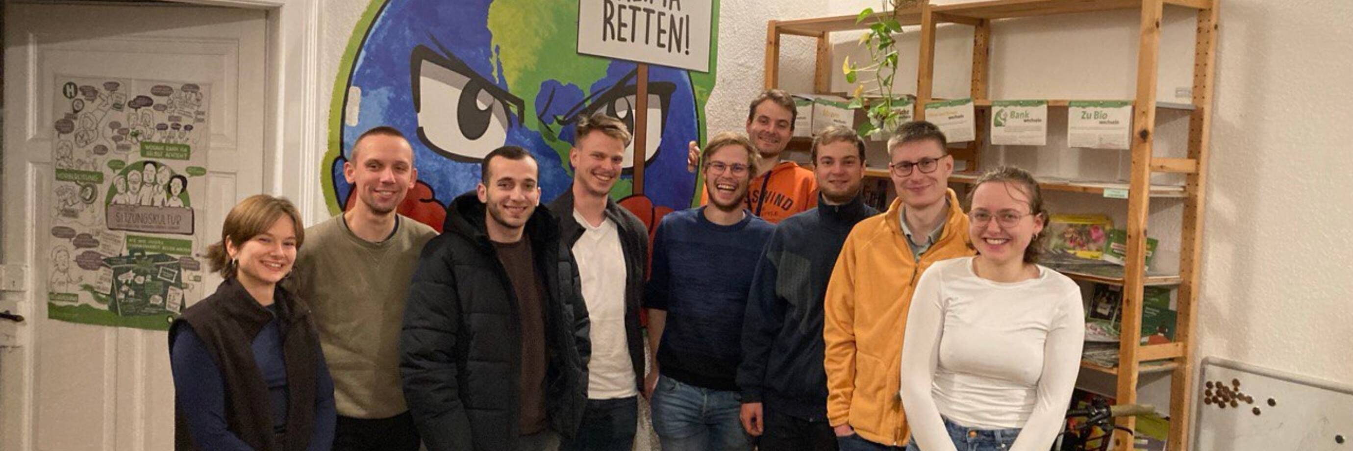 Gruppe vor Plakat 'Klima retten!'