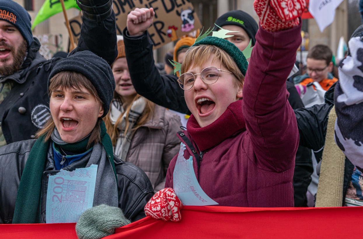Protestierende Menschen bei einer Demonstration im Freien