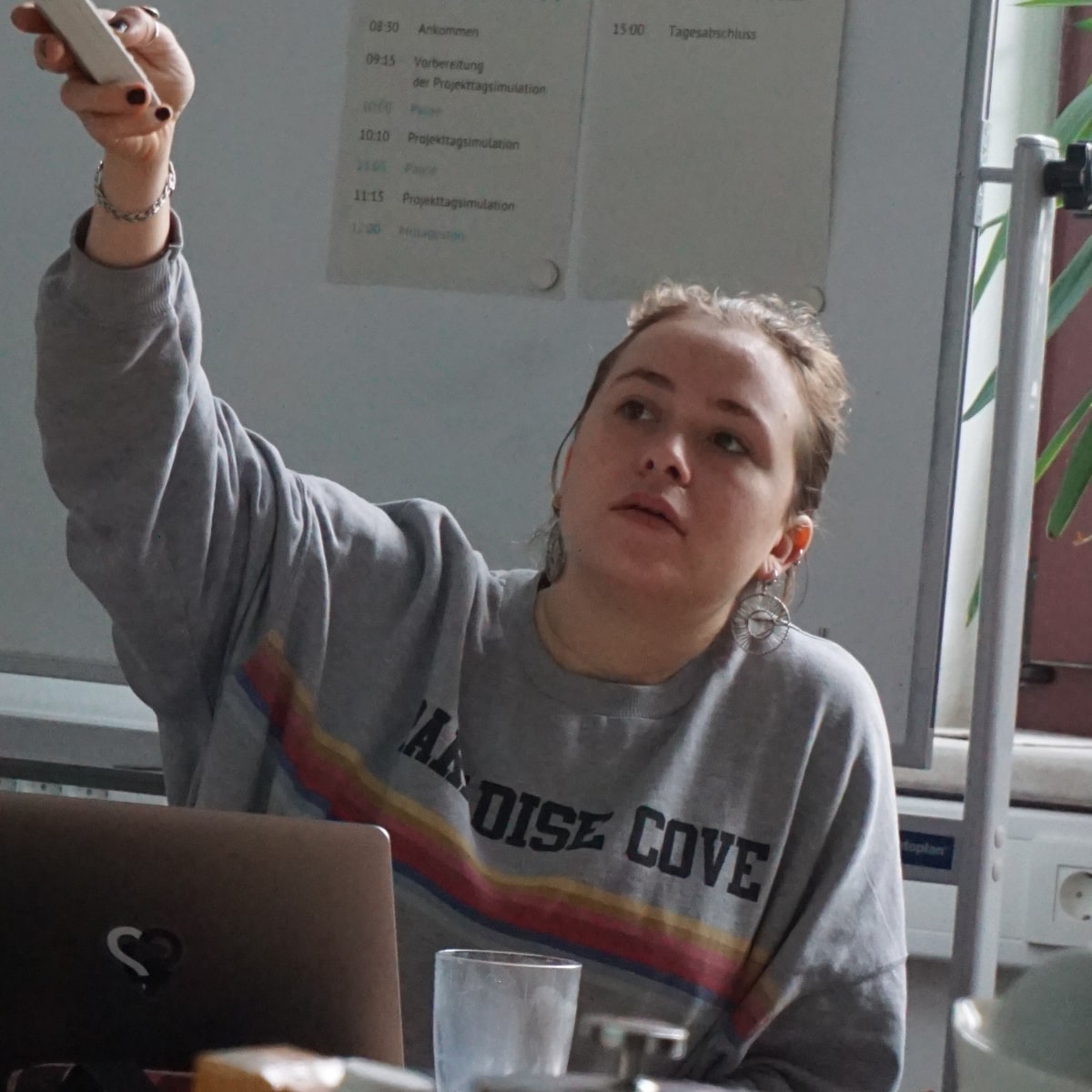 Person zeigt auf Tafel während Meeting